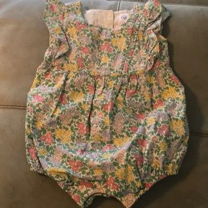 Baby Gap floral bubble w/ snap bottom sz 12-18 mos